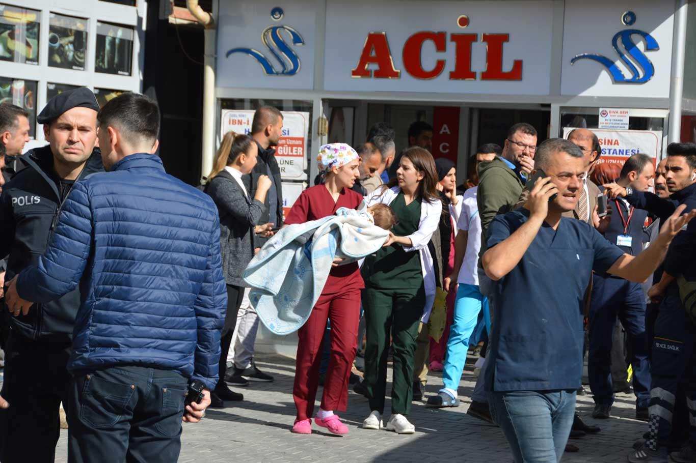 Özel bir hastanede yangın çıktı: Hastalar tahliye ediliyor Özel bir hastanede yangın çıktı: Hastalar tahliye ediliyor